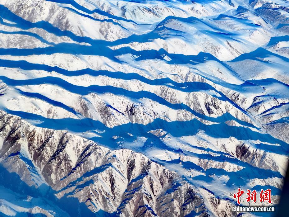 冬の天山山脈　新疆