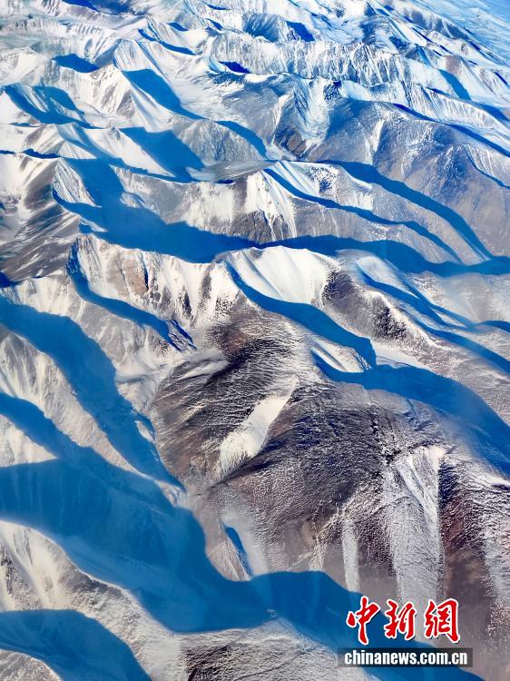 冬の天山山脈　新疆