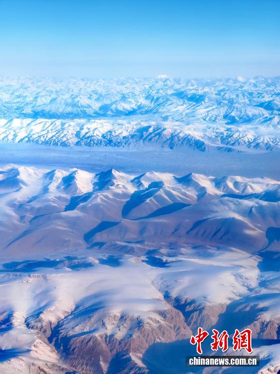 冬の天山山脈　新疆