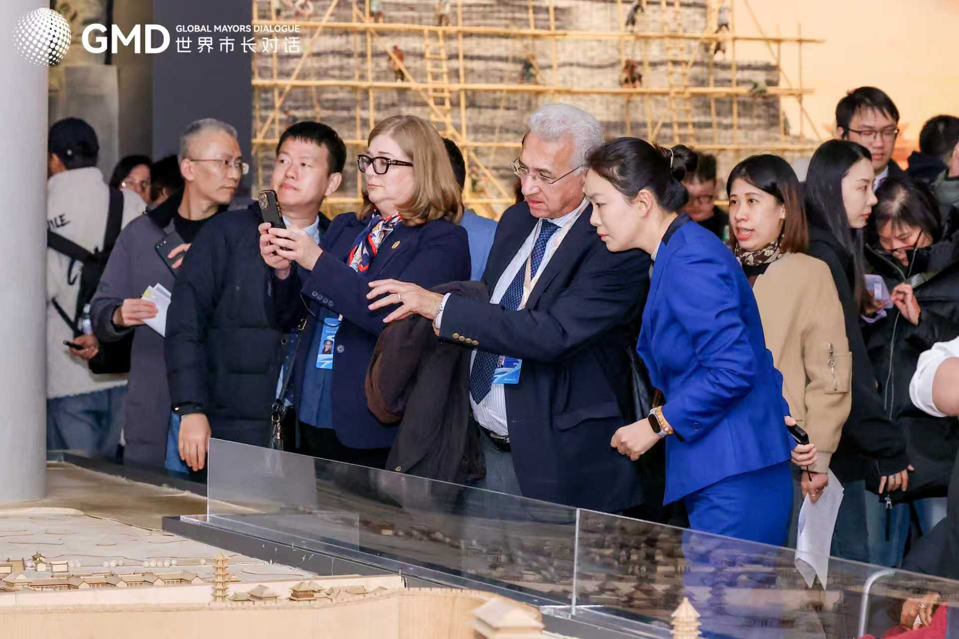 南京城壁博物館を参観する参加者たち。(提供写真・主催者)