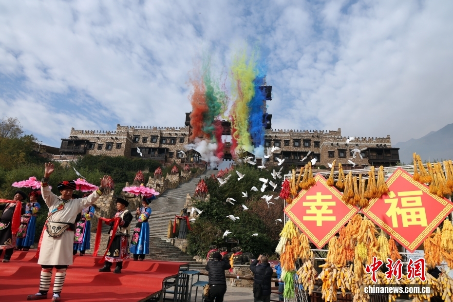 羌族の新年「羌年」を歌と踊りで祝う羌族の人々　四川省茂県