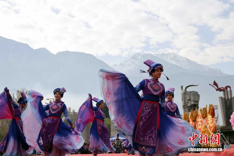 羌族の新年「羌年」を歌と踊りで祝う羌族の人々　四川省茂県