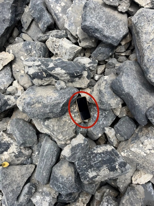 郭林強さんが岩場でスマホを発見した時の状況。(写真は取材対象者が提供)