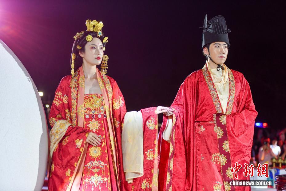 三亜天涯海角ウエディングフェスティバルで様々なスタイルの婚礼ショー　海南省