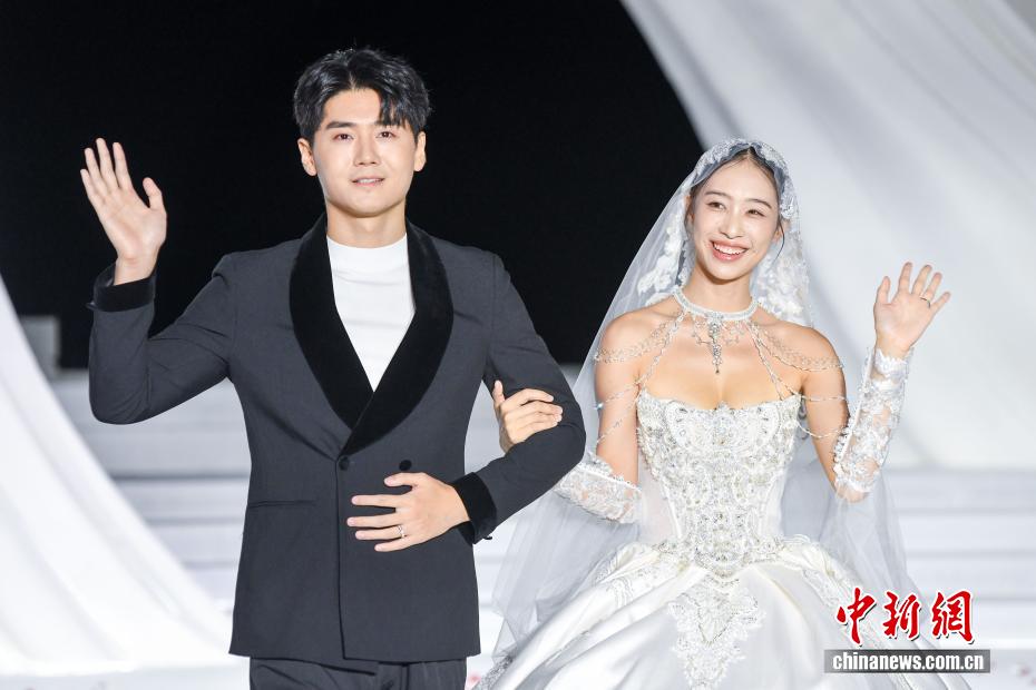 三亜天涯海角ウエディングフェスティバルで様々なスタイルの婚礼ショー　海南省