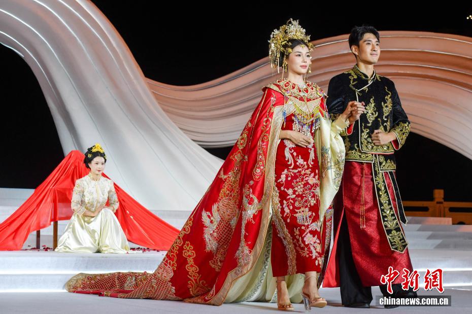 三亜天涯海角ウエディングフェスティバルで様々なスタイルの婚礼ショー　海南省