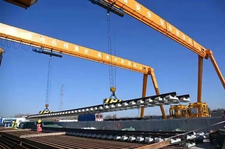 11月19日午前、北京地下鉄22号線の河北区間が全線にわたる敷設作業を開始（撮影・劉向）。