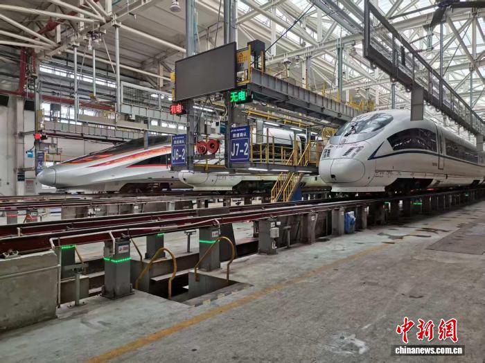 重慶の車両基地で冬への備えを強化中　列車も冬支度で運行