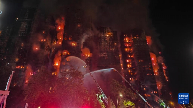 消火活動が行われる火災現場の様子(11月26日撮影・陳鐸)。