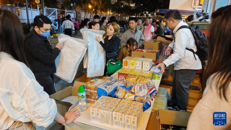 救援物資を受け取る被災者(11月26日撮影・陳鐸)。