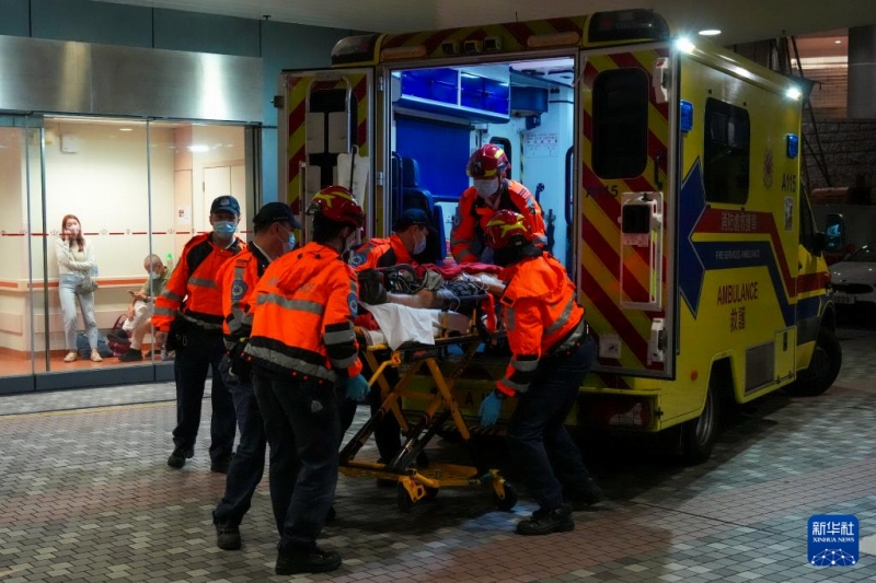 威爾斯親王(プリンス・オブ・ウェールズ)病院に運び込まれる負傷者(11月26日撮影・朱煒)。