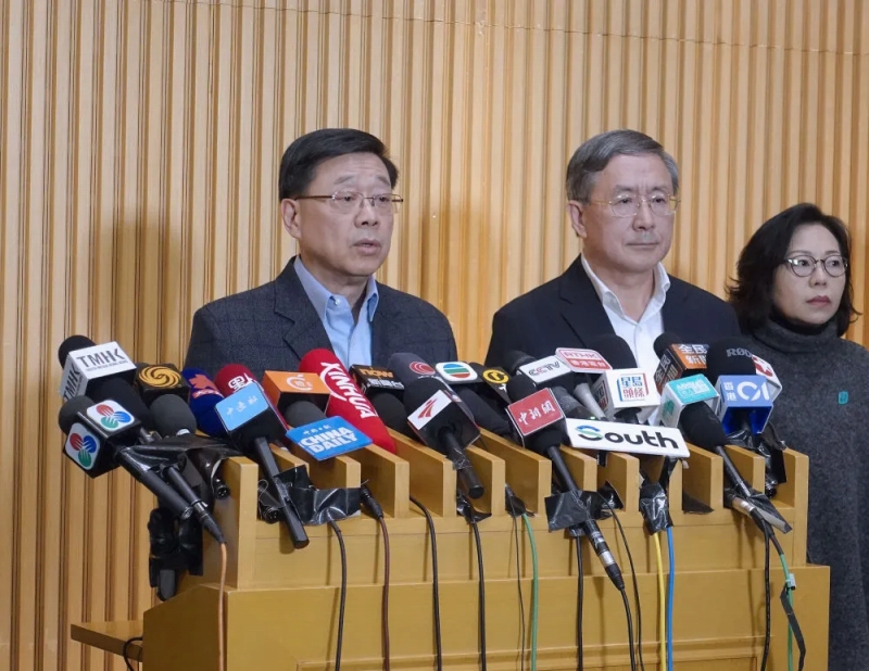 11月27日、政府総部の記者会見で最新状況を説明する香港特区の李家超行政長官（左）。撮影・許朗軒