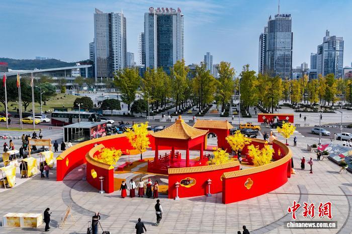 中国伝統建築を模した「紅壁」が広場に出現　重慶