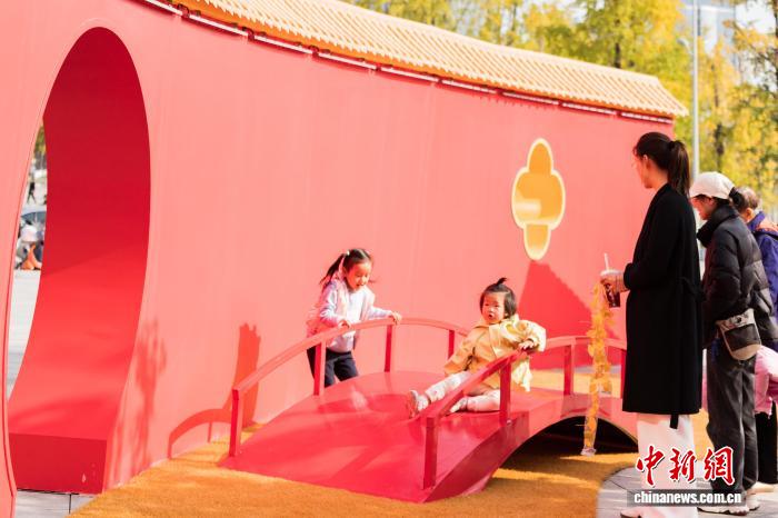 中国伝統建築を模した「紅壁」が広場に出現　重慶