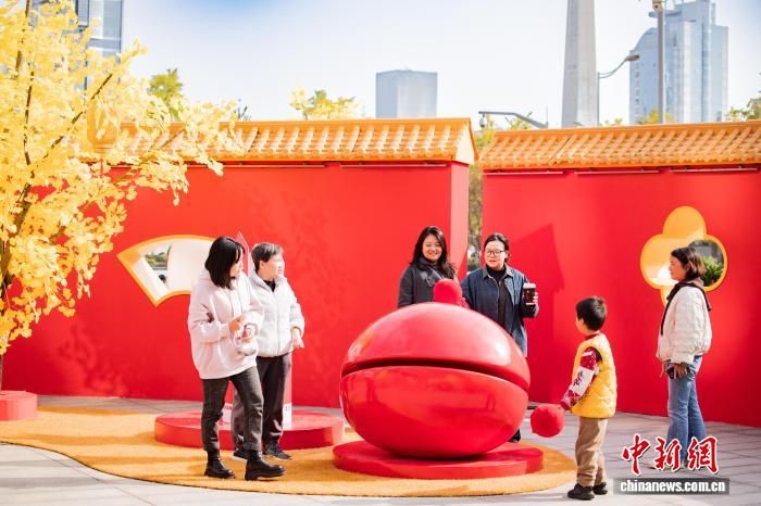 中国伝統建築を模した「紅壁」が広場に出現　重慶