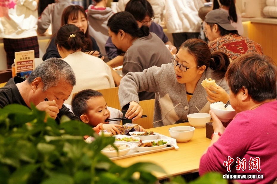 政府機関の食堂で食事を楽しむ北京市民