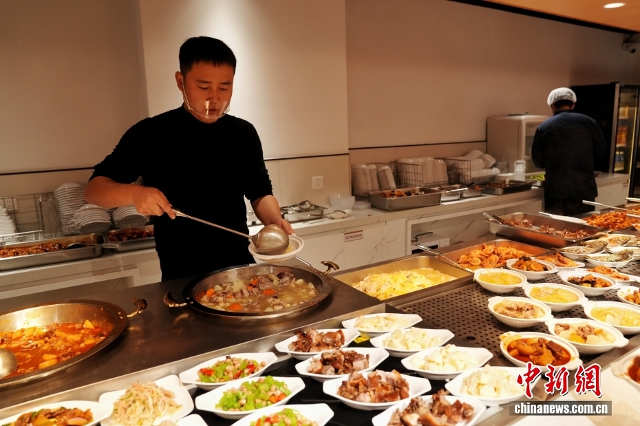 政府機関の食堂で食事を楽しむ北京市民