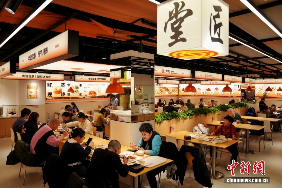 政府機関の食堂で食事を楽しむ北京市民