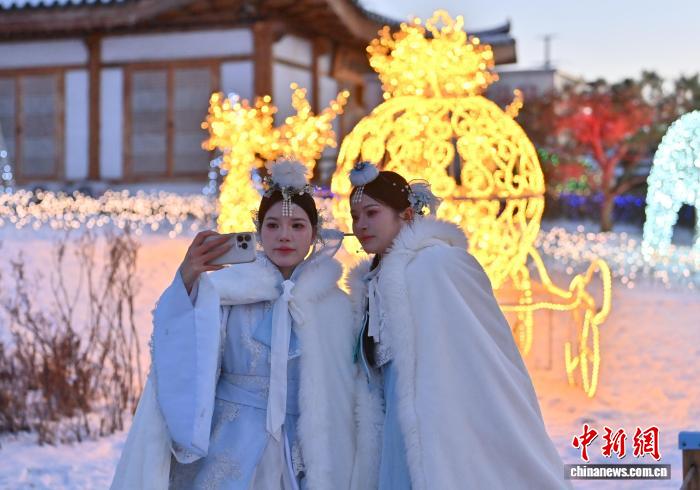 朝鮮族の伝統衣装を着て写真撮影が人気に　吉林省延吉