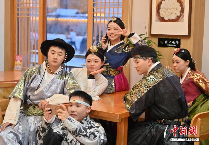 朝鮮族の伝統衣装を着て写真撮影が人気に　吉林省延吉