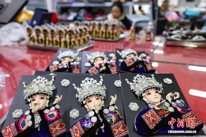 貴州省恵水県で作られている「中国版バービー人形」