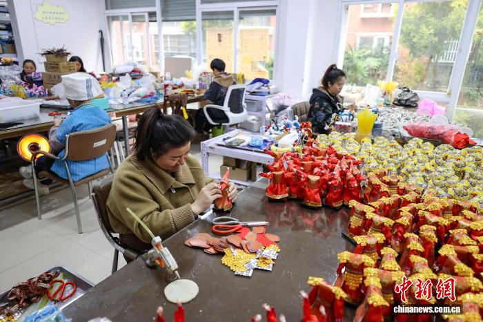 貴州省恵水県で作られている「中国版バービー人形」