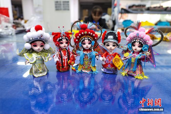 貴州省恵水県で作られている「中国版バービー人形」