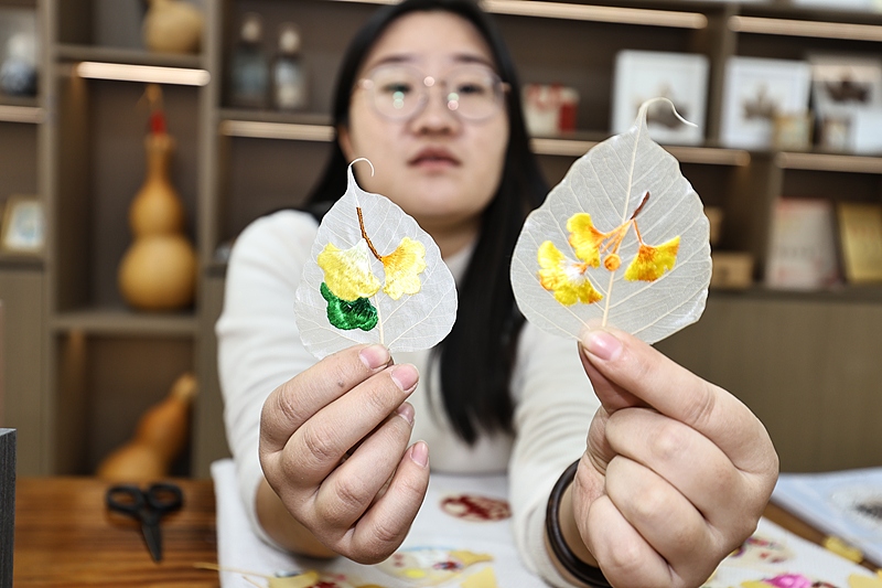 美術教師が落ち葉に彫刻、千年銀杏の葉に新たな息吹　山東省日照市