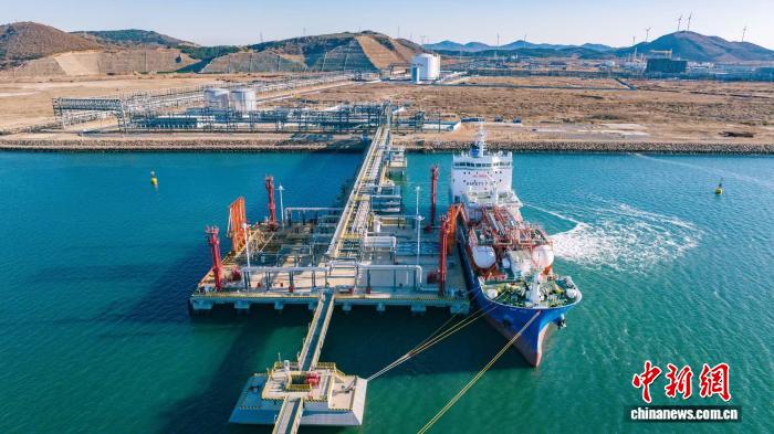 12月2日、中国初のグリーンLNG補給作業が大連・西中島埠頭で無事完了した。 撮影・郭煜陽