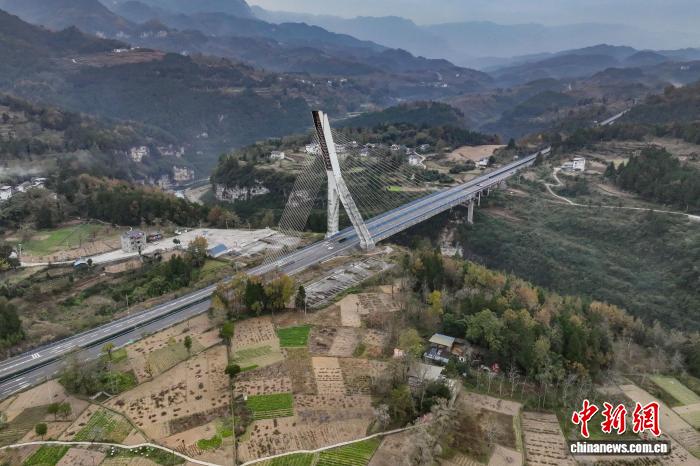 「芙蓉江にかかるハープ」のような芙蓉江大橋を上空から撮影　貴州省正安
