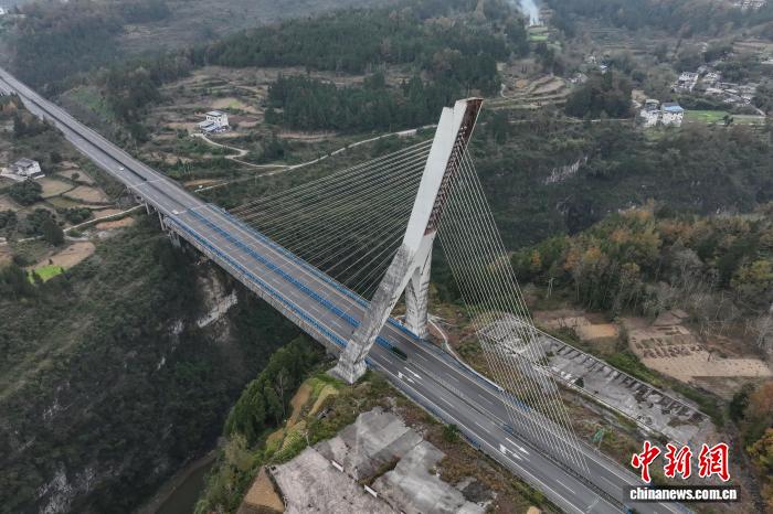 「芙蓉江にかかるハープ」のような芙蓉江大橋を上空から撮影　貴州省正安