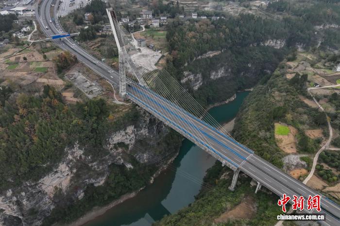 「芙蓉江にかかるハープ」のような芙蓉江大橋を上空から撮影　貴州省正安