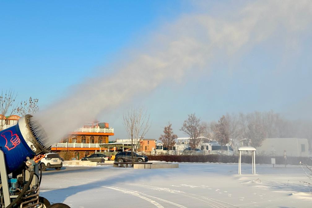 今シーズンの「巨大雪だるま」を作るために作動する人工降雪機。