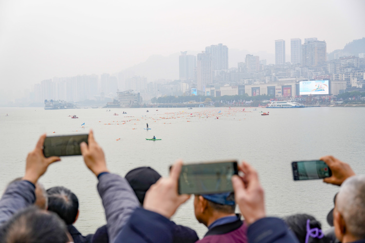 重慶万州区で長江を泳いで横断する招待選手権大会
