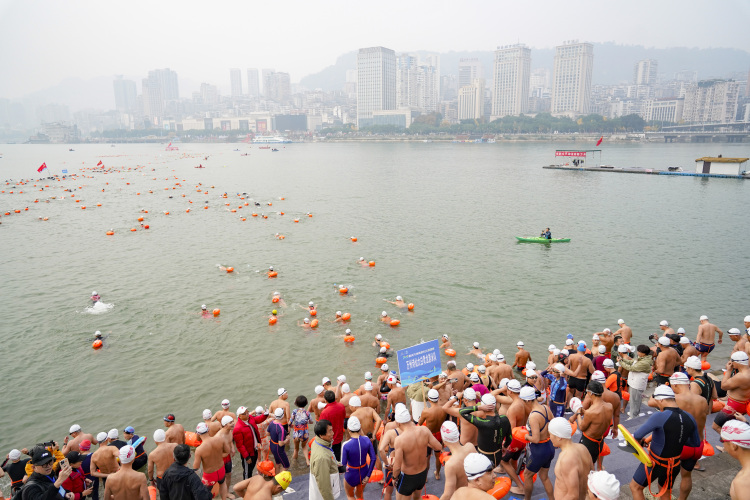 重慶万州区で長江を泳いで横断する招待選手権大会