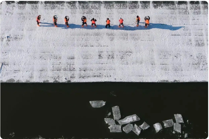 採氷作業が本格始動した哈爾浜　黒竜江省