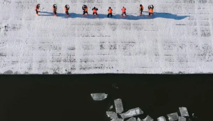 採氷作業が本格始動した哈爾浜　黒竜江省                    「氷城」と呼ばれている黒竜江省哈爾浜（ハルビン）市を流れる川・松花江では今、氷を切り出す採氷作業が本格的に始まっている。詳細>