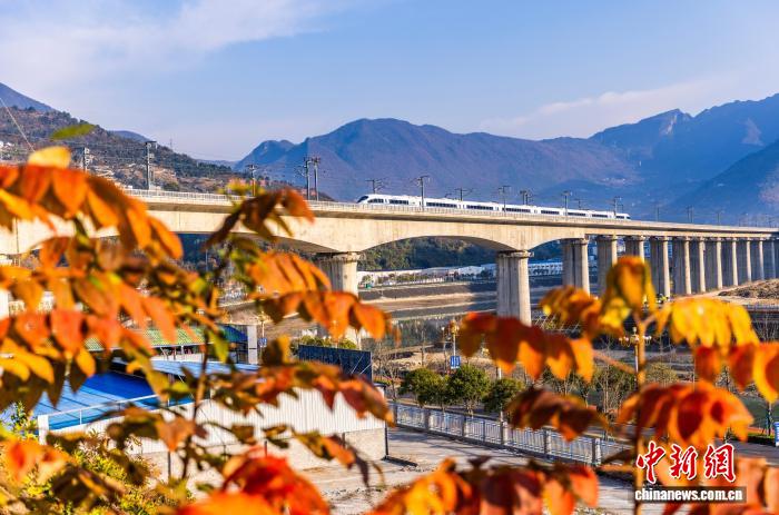 色鮮やかな大地を駆け抜ける高速鉄道車両　湖北省興山