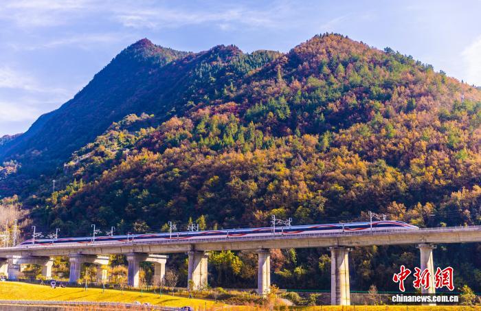 色鮮やかな大地を駆け抜ける高速鉄道車両　湖北省興山