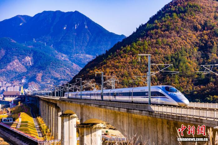 色鮮やかな大地を駆け抜ける高速鉄道車両　湖北省興山