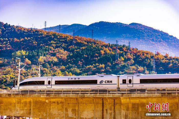 色鮮やかな大地を駆け抜ける高速鉄道車両　湖北省興山