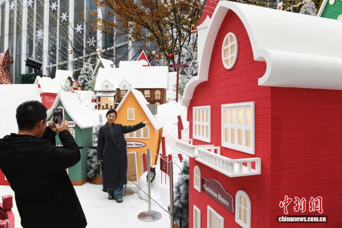重慶市の商業エリアに「雪山小鎮」スポットが登場