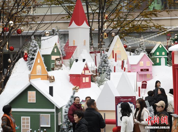 重慶市の商業エリアに「雪山小鎮」スポットが登場
