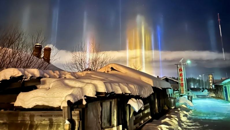 「雪国列車」に乗ってオーロラ鑑賞にレッツゴー！                    オーロラ鑑賞のベストシーズンを迎え、黒竜江省の哈爾浜（ハルビン）市から漠河市に向かう「雪国列車」が今、人気を集めている。詳細>