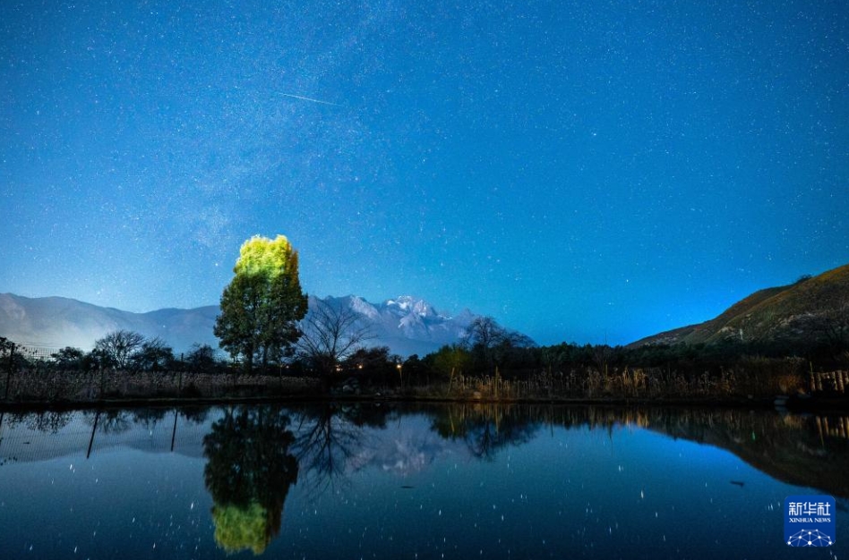 夜空に輝くふたご座流星群
