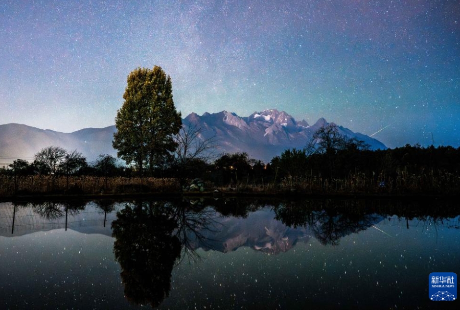 夜空に輝くふたご座流星群
