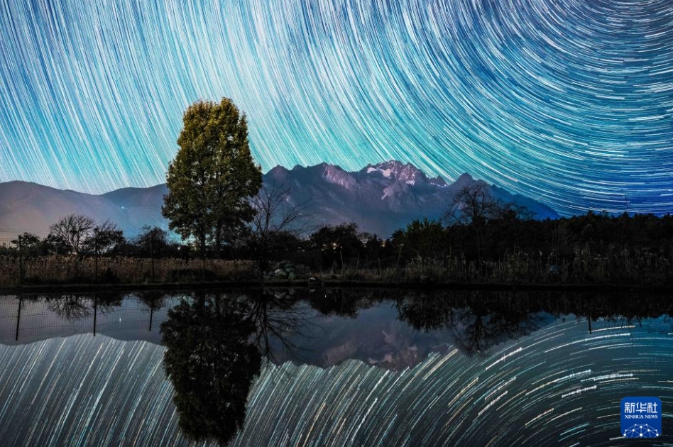 夜空に輝くふたご座流星群