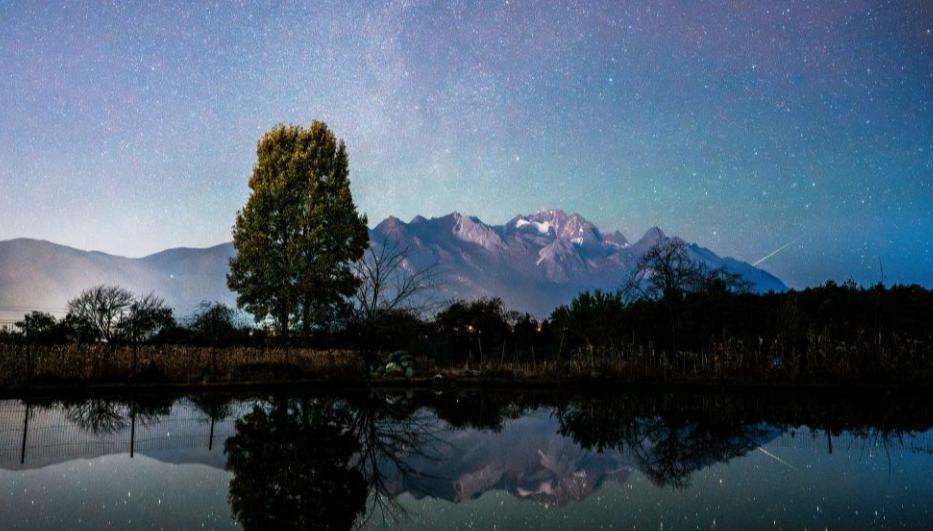 夜空に輝くふたご座流星群                    年に1度の「ふたご座流星群」のピークが12月14日に到来した。「ふたご座流星群」は、「しぶんぎ座流星群」および「ペルセウス座流星群」とともに、北半球三大流星群と呼ばれている。詳細>