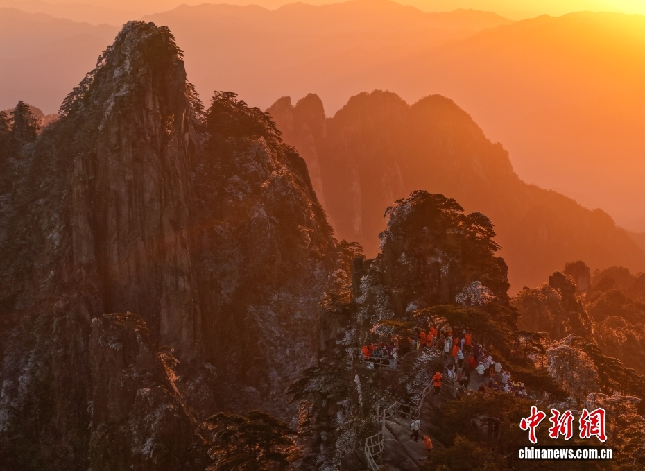 降雪後の朝焼けに包まれた黄山　安徽省