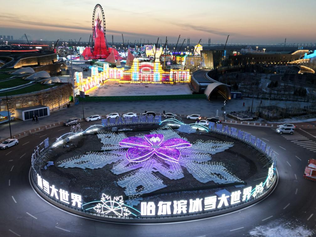 12月12日に撮影された建設作業中の第27回哈爾浜氷雪大世界(撮影・劉洋)。